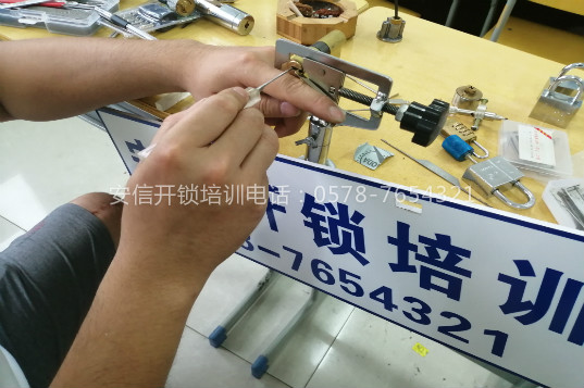 右玉学开锁锁换锁